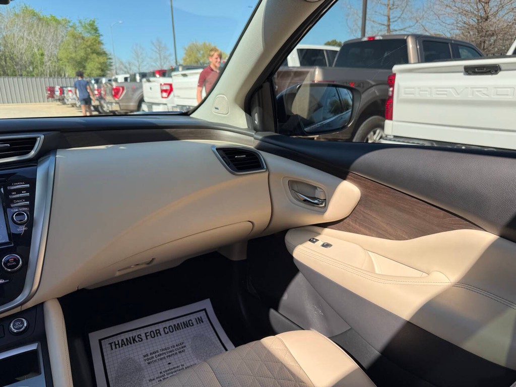 Nissan Murano Vehicle Full-screen Gallery Image 20