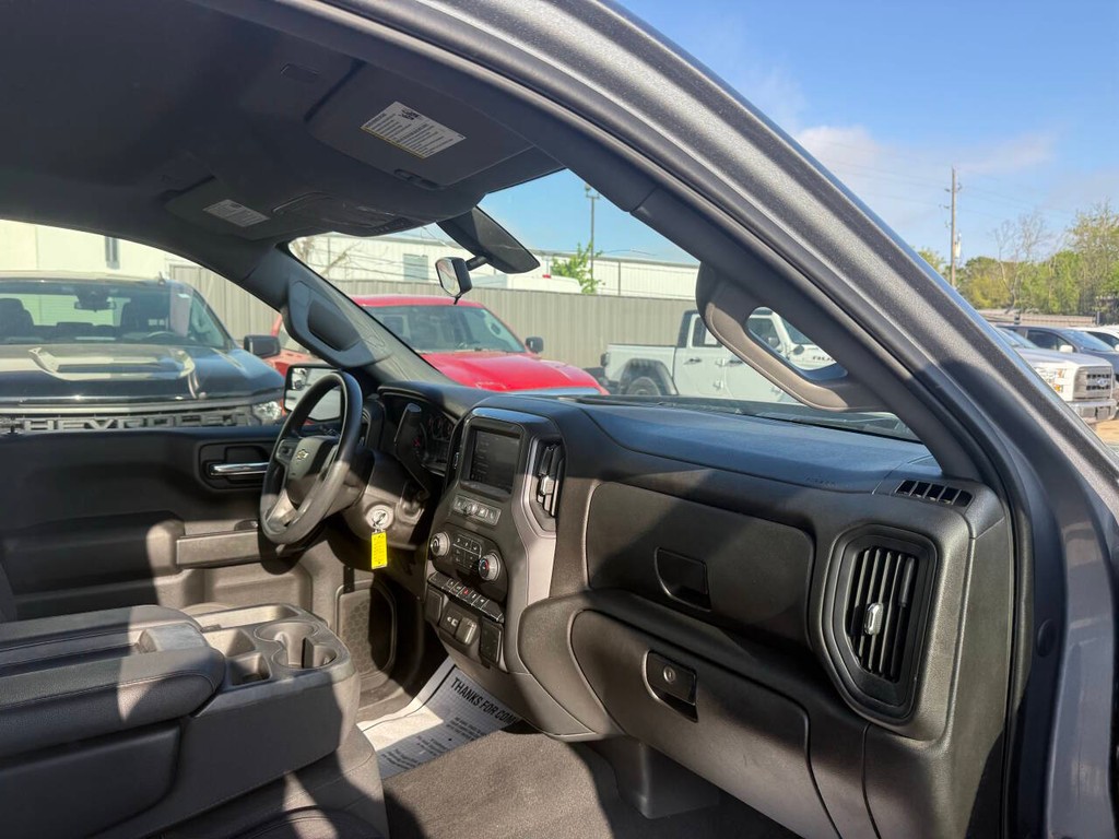 Chevrolet Silverado 1500 LTD Vehicle Full-screen Gallery Image 09