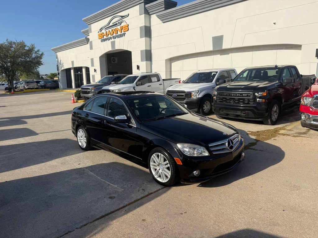 Mercedes-Benz C-Class Vehicle Full-screen Gallery Image 02