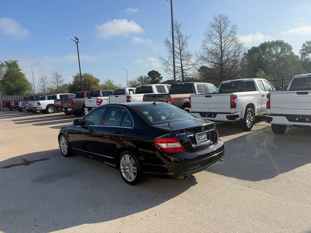 Mercedes-Benz C-Class Vehicle Full-screen Gallery Image 04