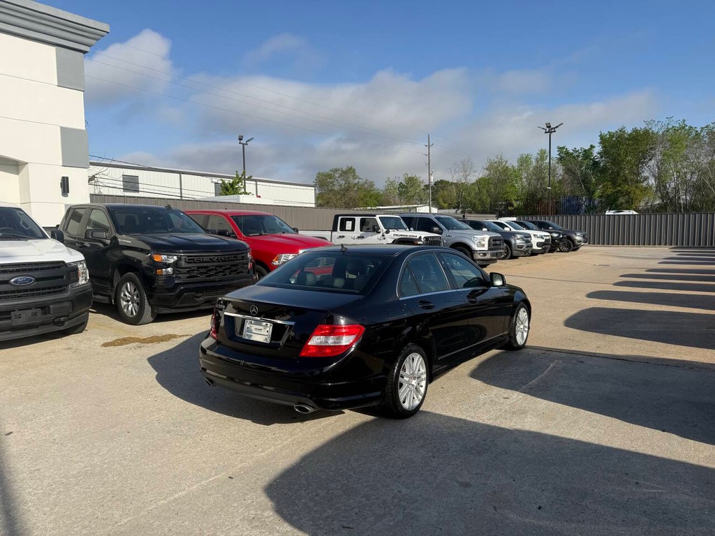 Mercedes-Benz C-Class Vehicle Full-screen Gallery Image 05