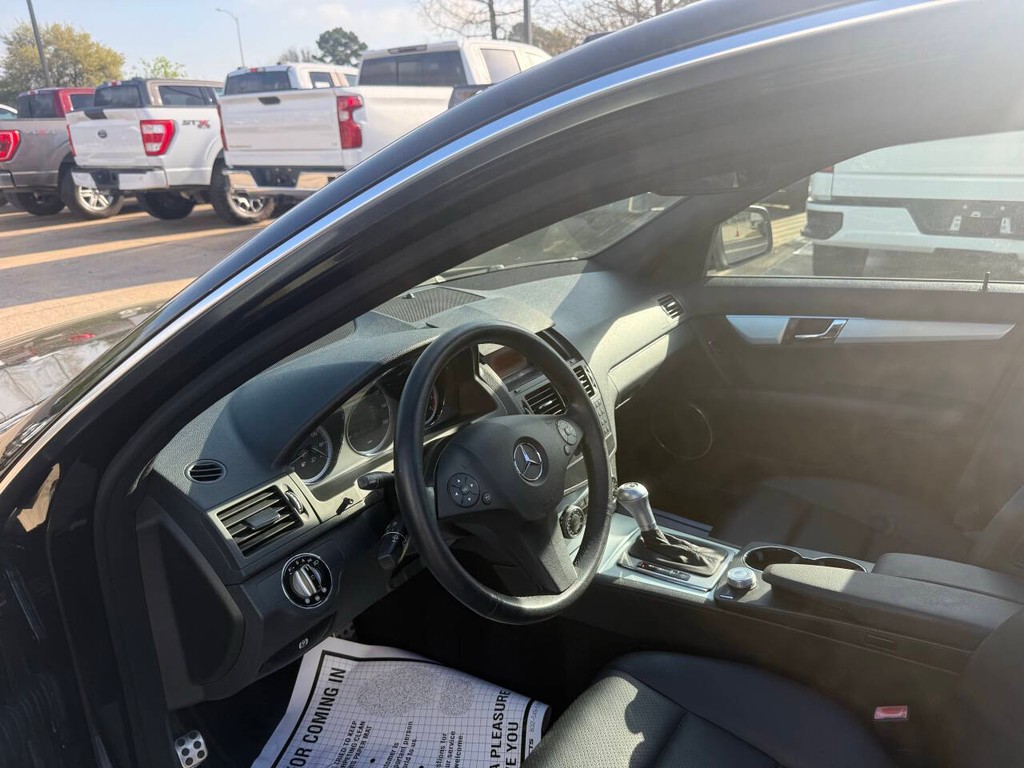 Mercedes-Benz C-Class Vehicle Full-screen Gallery Image 06