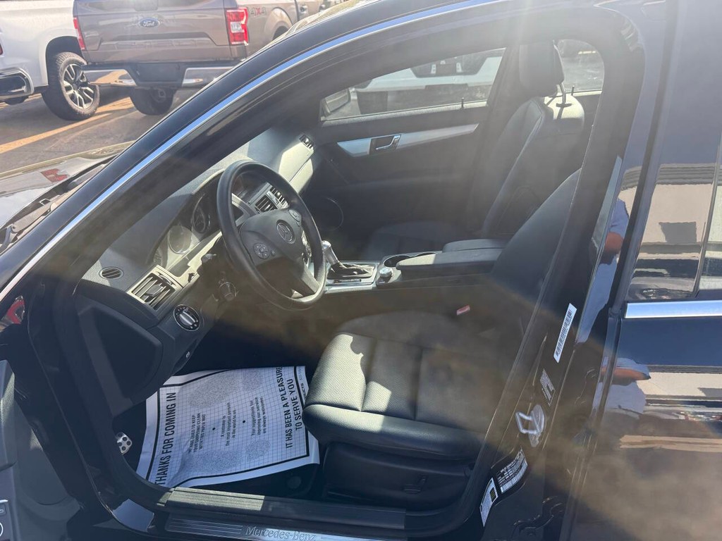 Mercedes-Benz C-Class Vehicle Full-screen Gallery Image 07