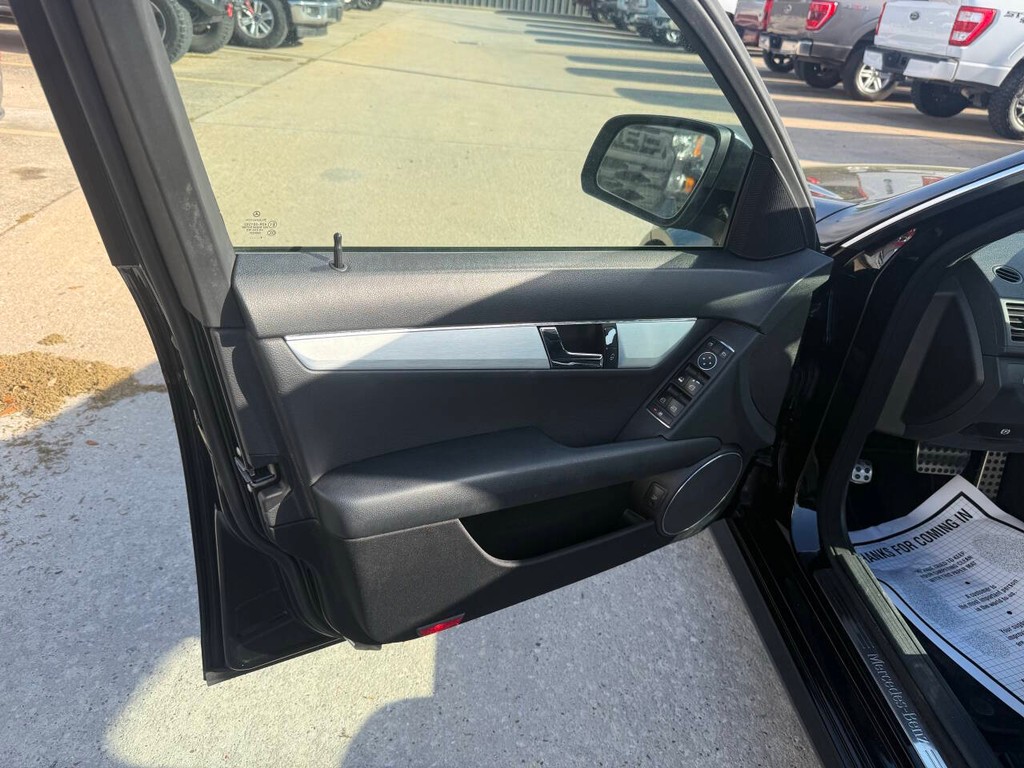 Mercedes-Benz C-Class Vehicle Full-screen Gallery Image 08