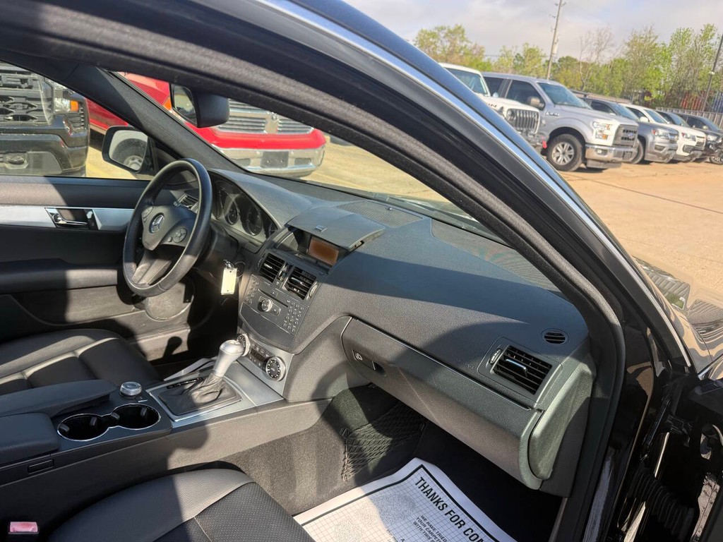 Mercedes-Benz C-Class Vehicle Full-screen Gallery Image 10