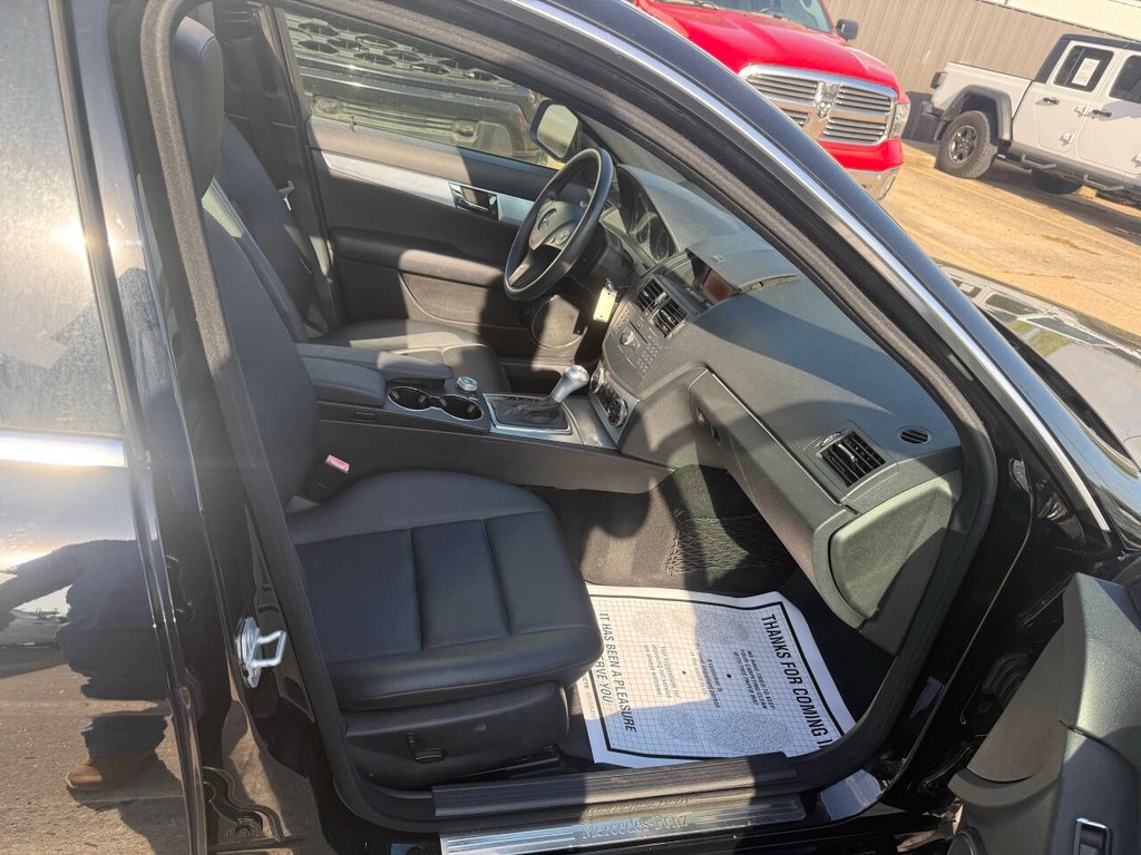 Mercedes-Benz C-Class Vehicle Full-screen Gallery Image 11