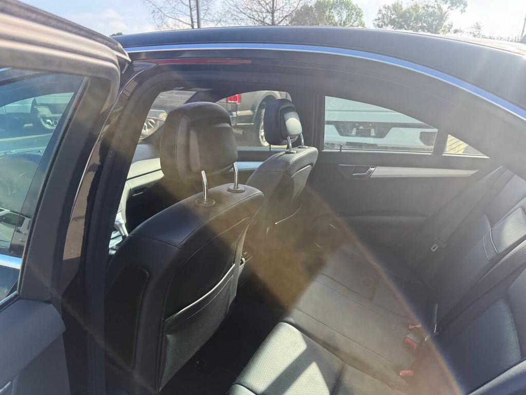 Mercedes-Benz C-Class Vehicle Full-screen Gallery Image 12