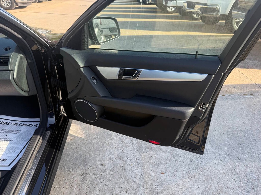 Mercedes-Benz C-Class Vehicle Full-screen Gallery Image 13