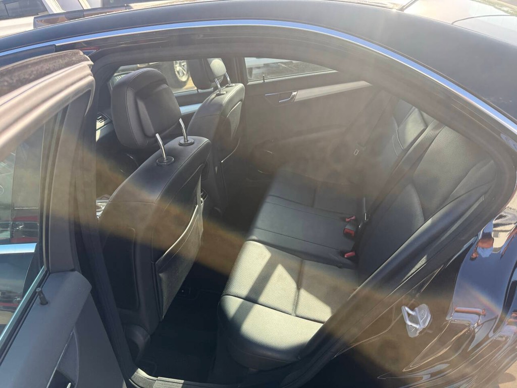 Mercedes-Benz C-Class Vehicle Full-screen Gallery Image 14