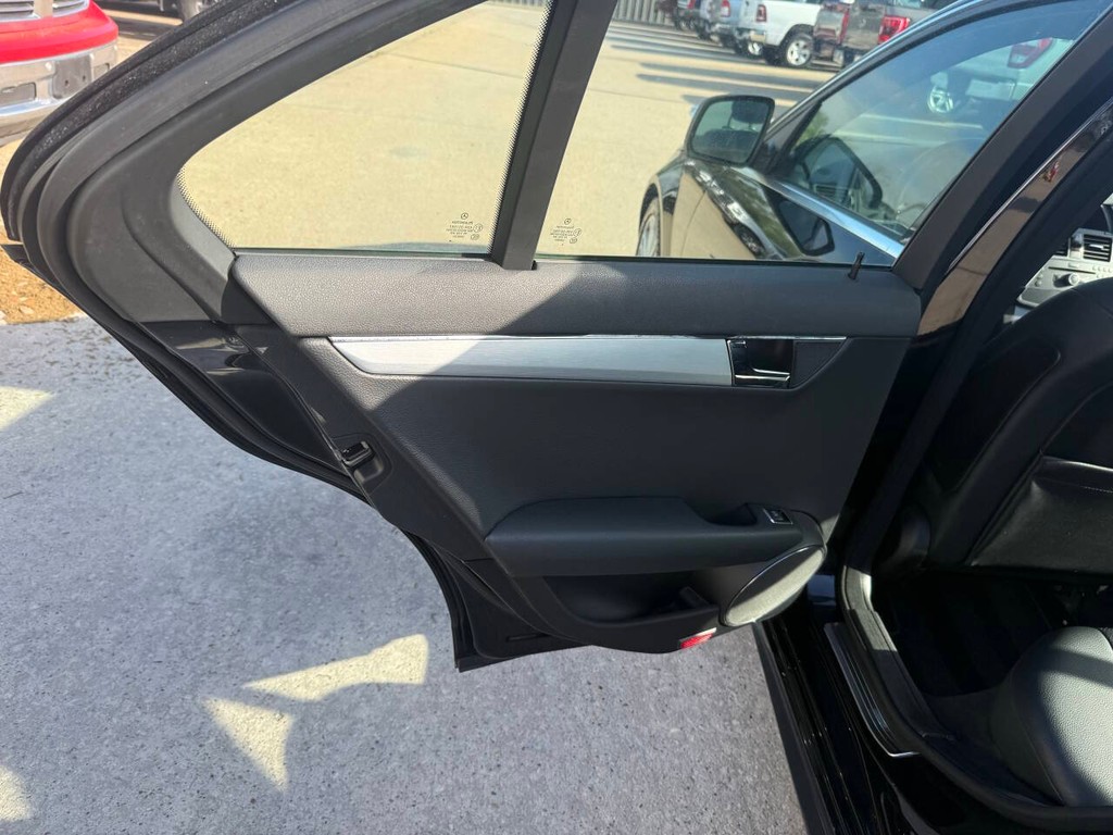 Mercedes-Benz C-Class Vehicle Full-screen Gallery Image 15