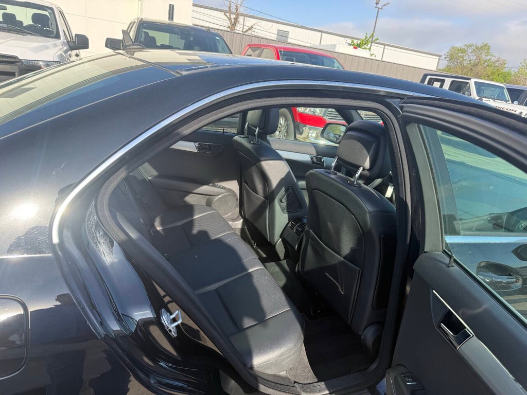 Mercedes-Benz C-Class Vehicle Full-screen Gallery Image 16