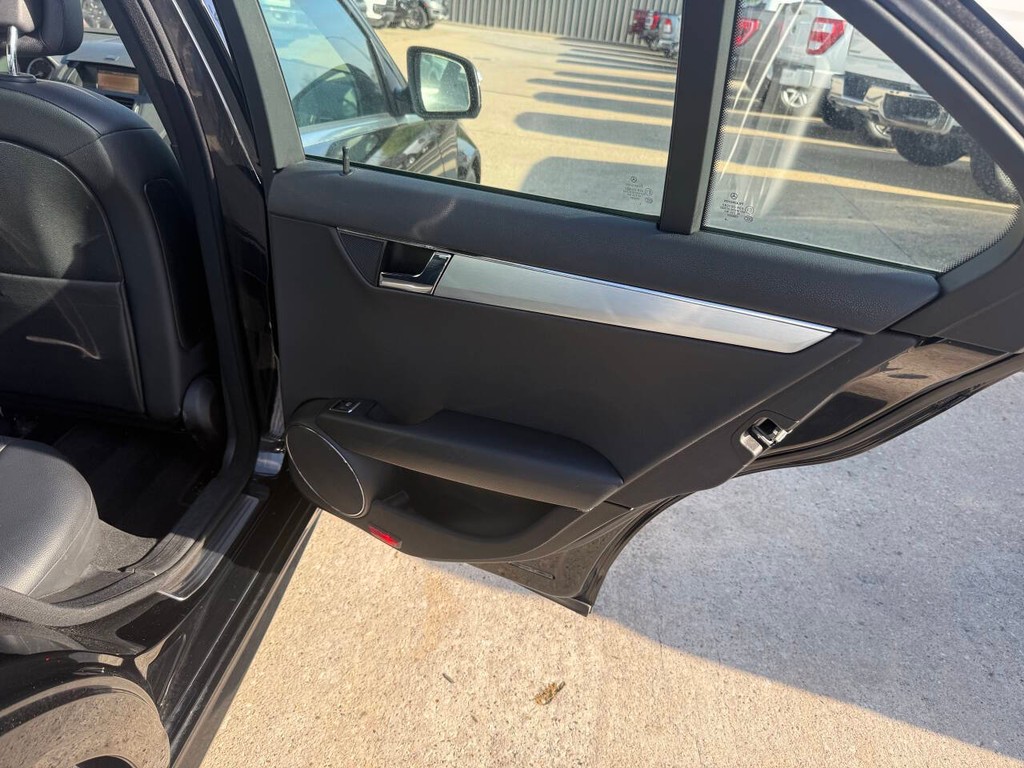 Mercedes-Benz C-Class Vehicle Full-screen Gallery Image 17