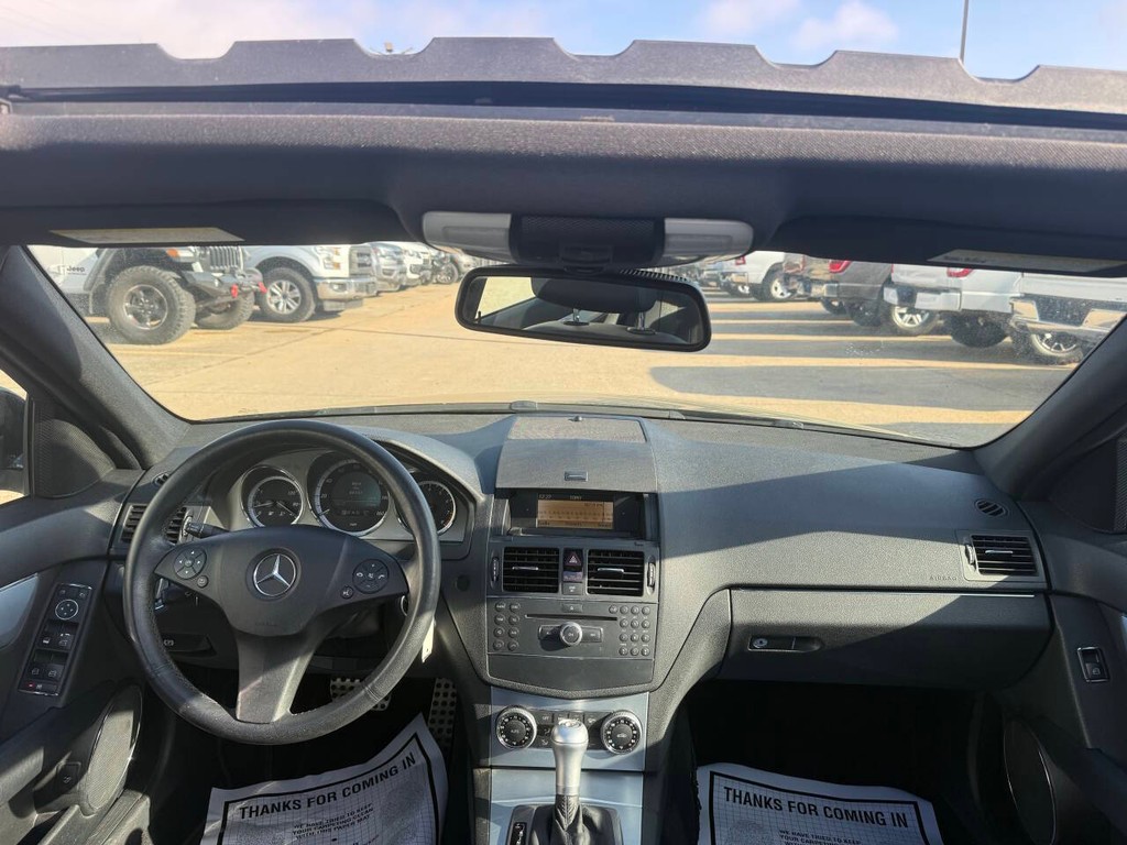 Mercedes-Benz C-Class Vehicle Full-screen Gallery Image 18