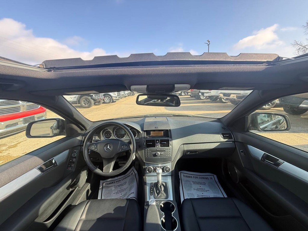 Mercedes-Benz C-Class Vehicle Full-screen Gallery Image 19