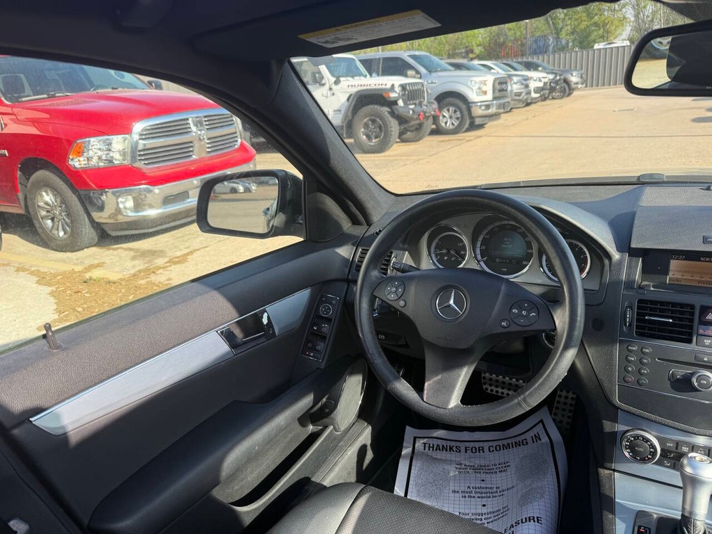 Mercedes-Benz C-Class Vehicle Full-screen Gallery Image 20