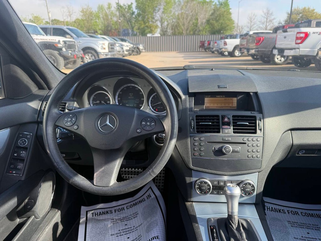 Mercedes-Benz C-Class Vehicle Full-screen Gallery Image 22