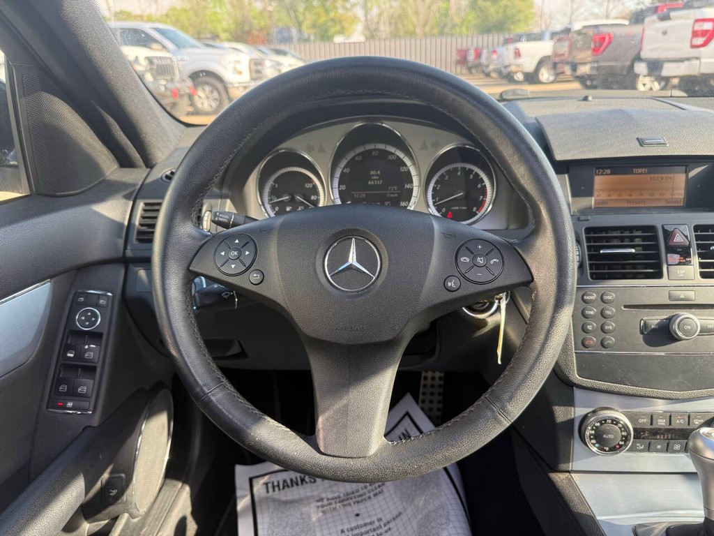 Mercedes-Benz C-Class Vehicle Full-screen Gallery Image 23