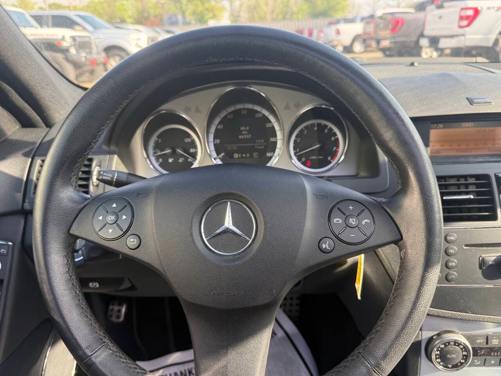 Mercedes-Benz C-Class Vehicle Full-screen Gallery Image 24