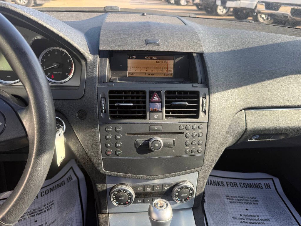 Mercedes-Benz C-Class Vehicle Full-screen Gallery Image 25