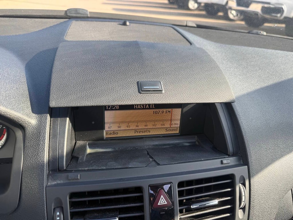 Mercedes-Benz C-Class Vehicle Full-screen Gallery Image 26