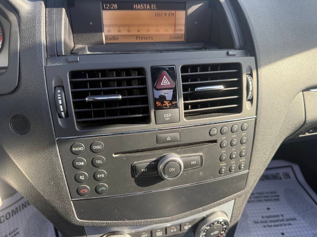 Mercedes-Benz C-Class Vehicle Full-screen Gallery Image 27