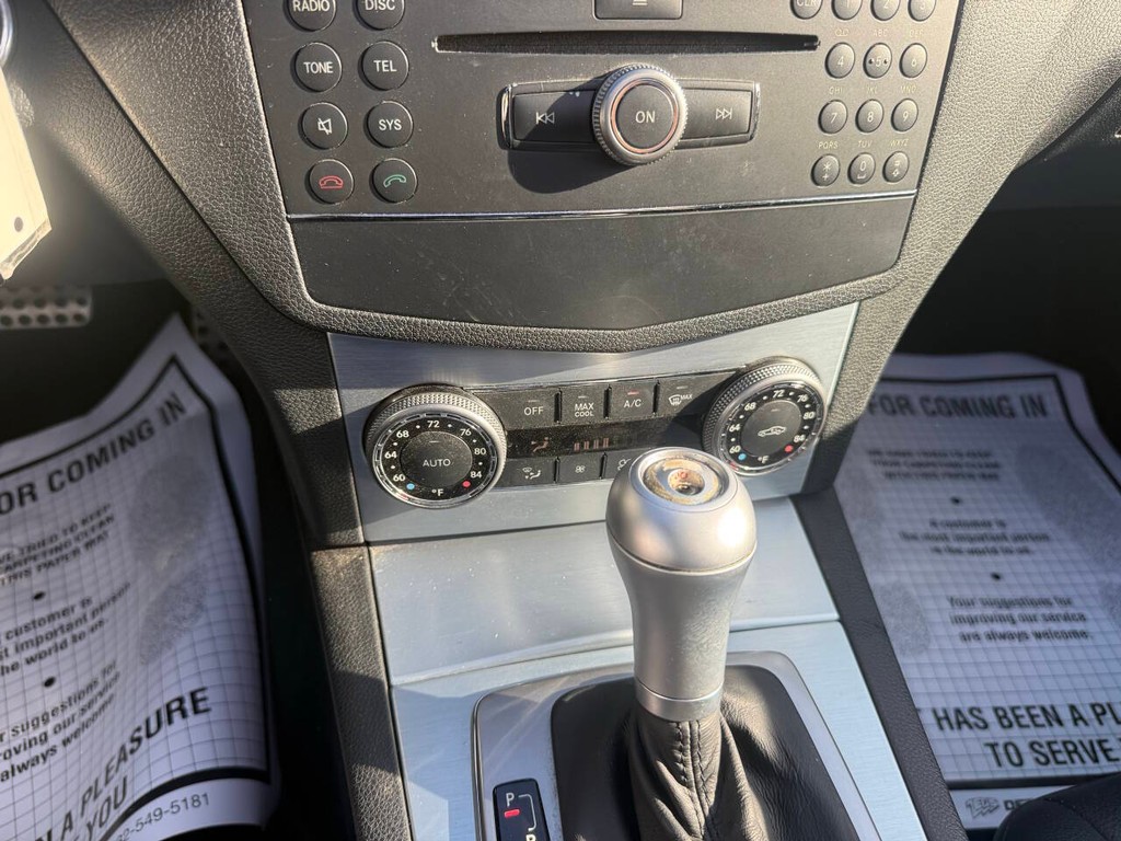 Mercedes-Benz C-Class Vehicle Full-screen Gallery Image 28