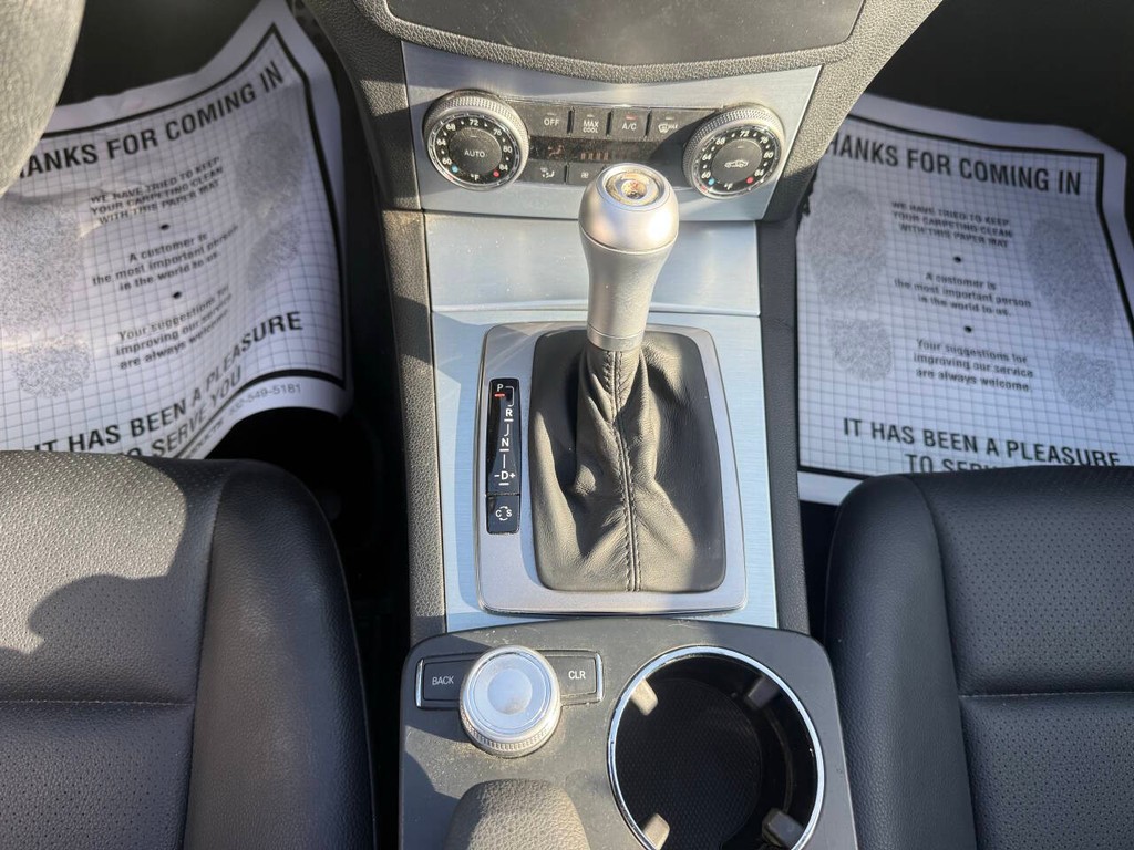 Mercedes-Benz C-Class Vehicle Full-screen Gallery Image 29