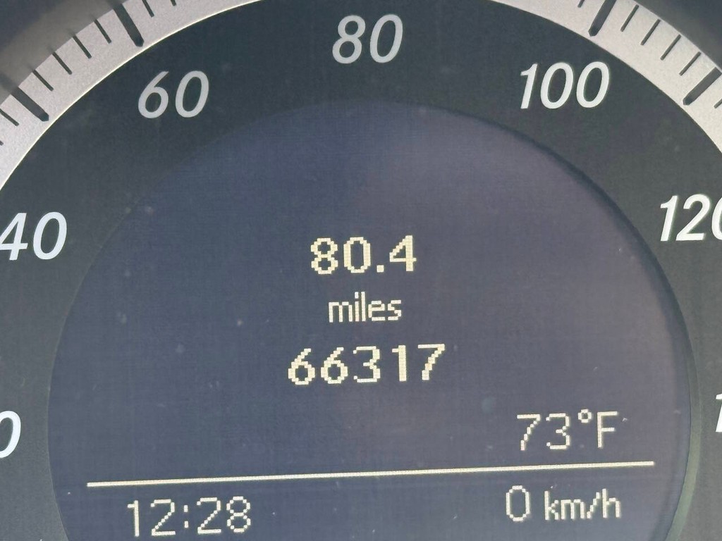 Mercedes-Benz C-Class Vehicle Full-screen Gallery Image 33