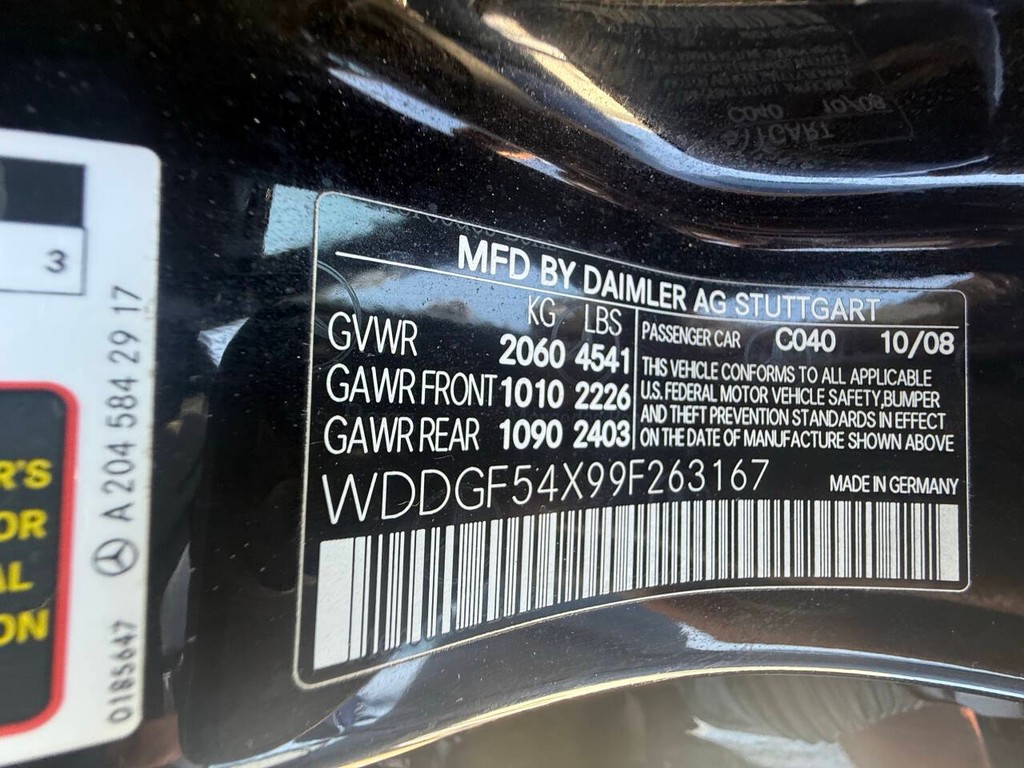 Mercedes-Benz C-Class Vehicle Full-screen Gallery Image 34