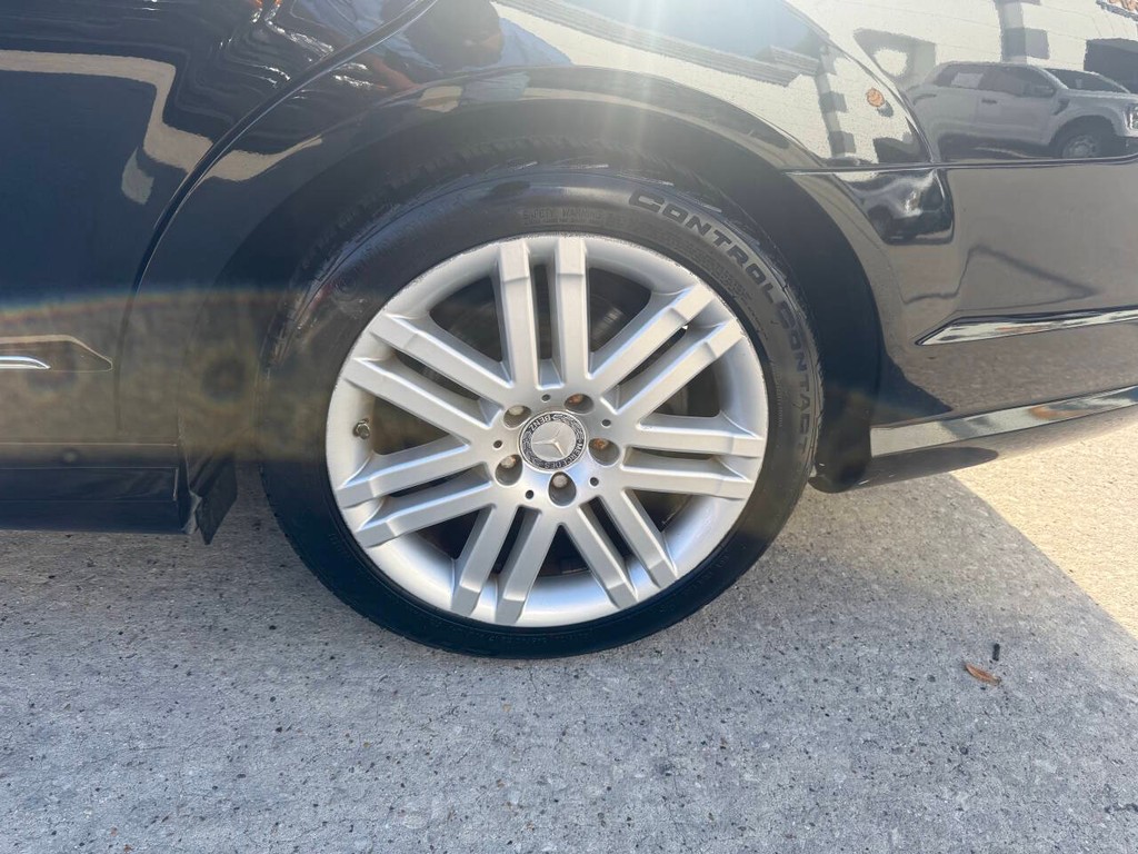 Mercedes-Benz C-Class Vehicle Full-screen Gallery Image 36