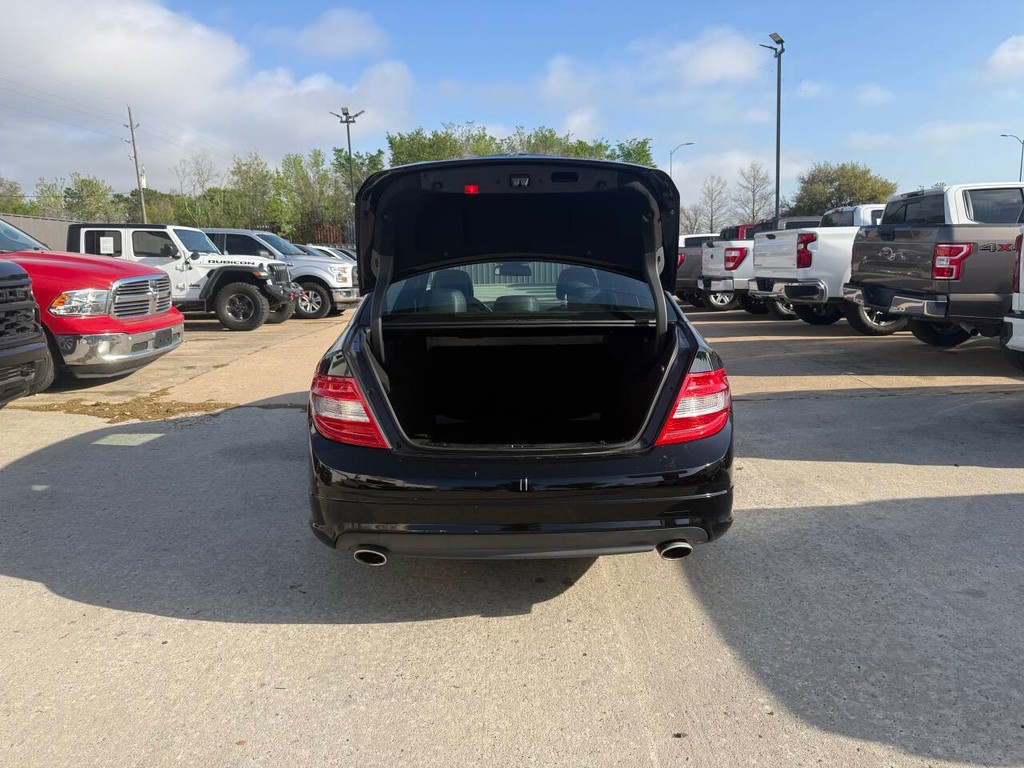 Mercedes-Benz C-Class Vehicle Full-screen Gallery Image 37