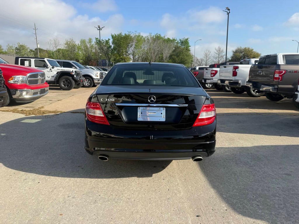 Mercedes-Benz C-Class Vehicle Full-screen Gallery Image 38