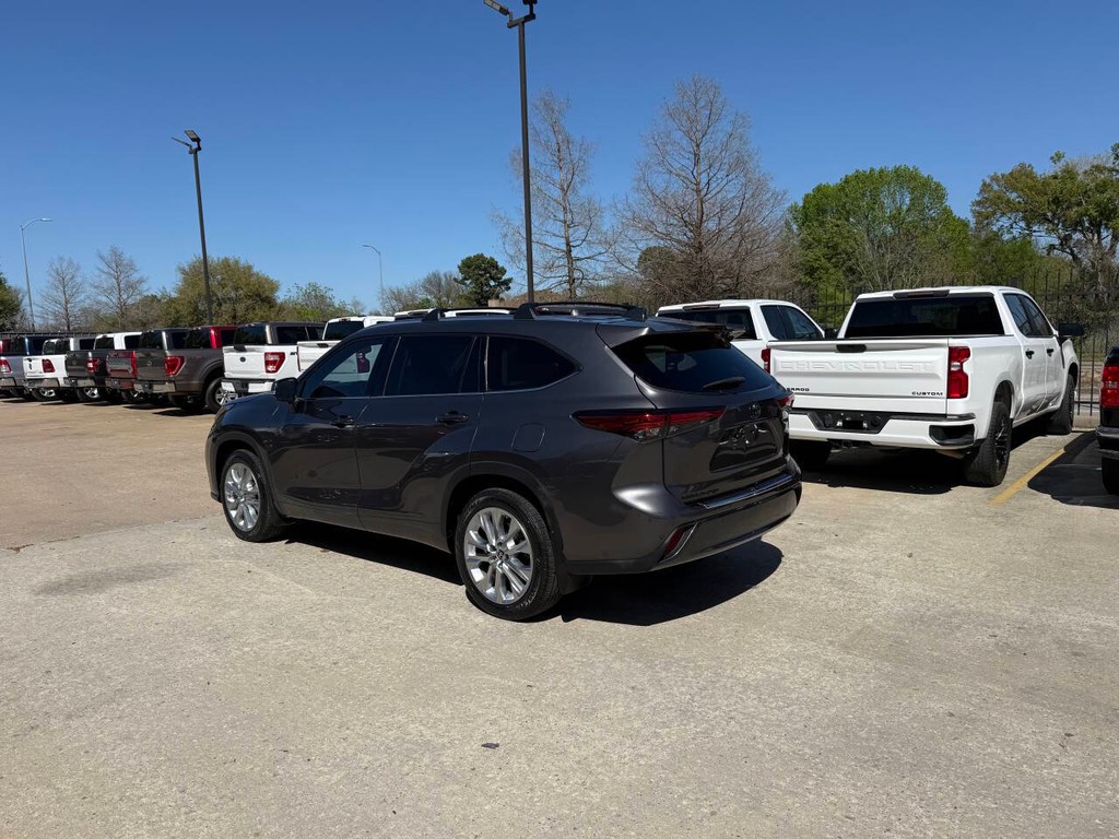 Toyota Highlander Vehicle Full-screen Gallery Image 04