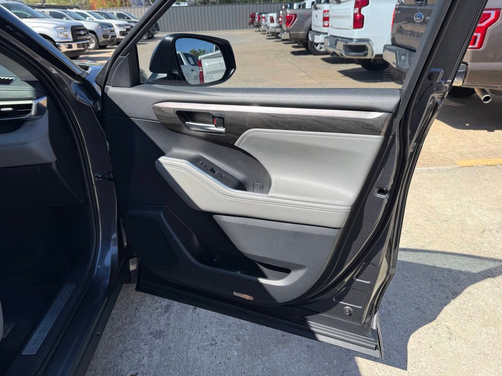 Toyota Highlander Vehicle Full-screen Gallery Image 11