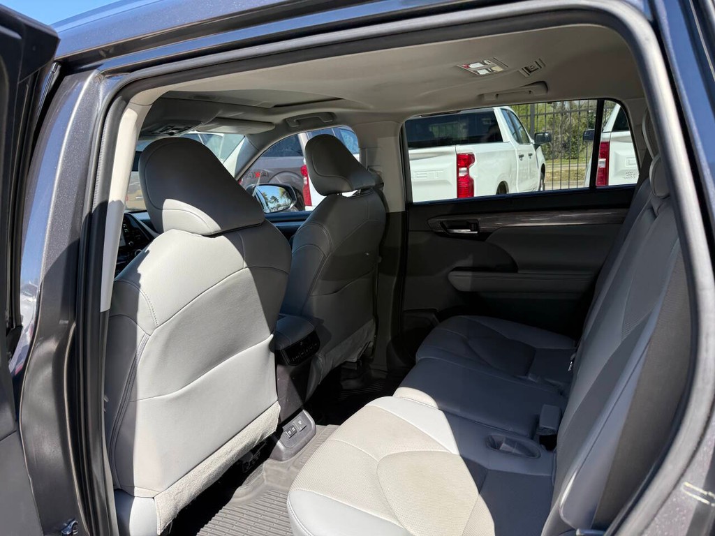 Toyota Highlander Vehicle Full-screen Gallery Image 12
