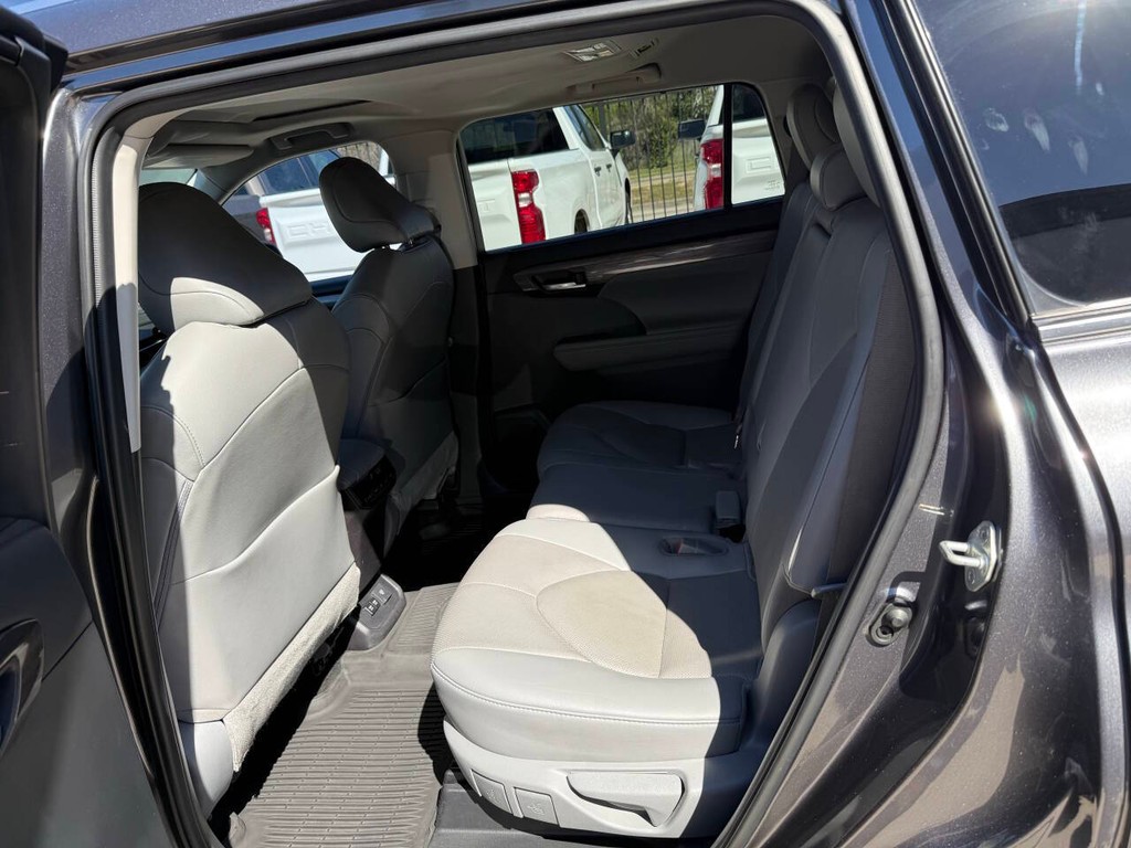 Toyota Highlander Vehicle Full-screen Gallery Image 13
