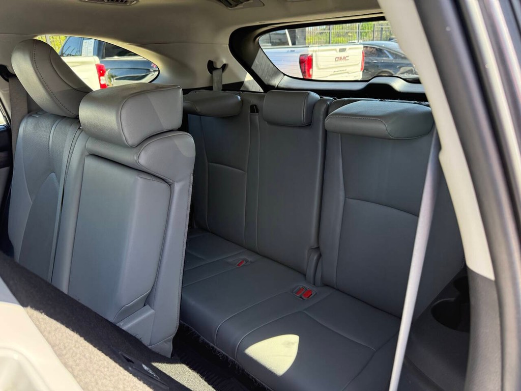 Toyota Highlander Vehicle Full-screen Gallery Image 14