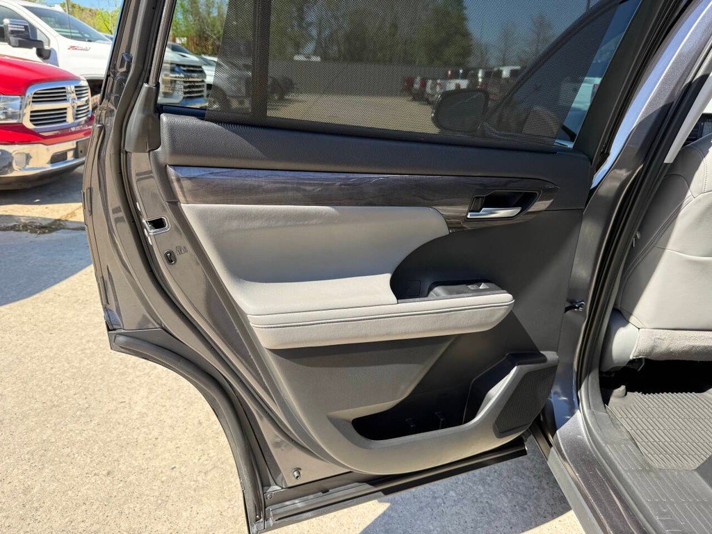 Toyota Highlander Vehicle Full-screen Gallery Image 15
