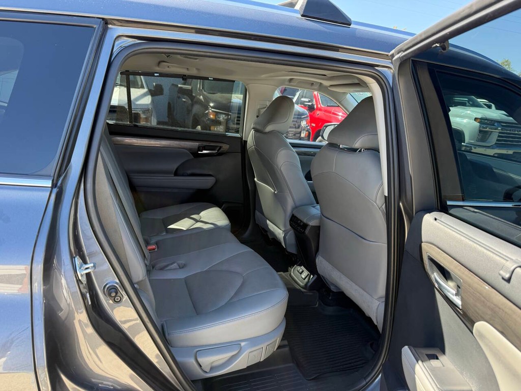 Toyota Highlander Vehicle Full-screen Gallery Image 16