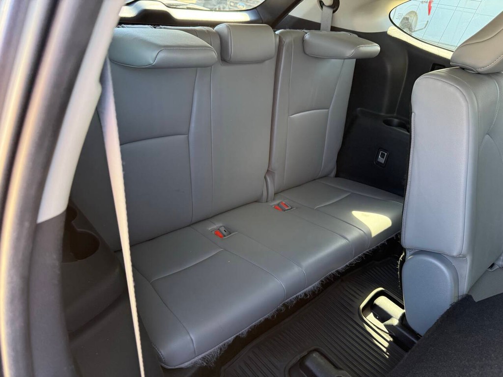 Toyota Highlander Vehicle Full-screen Gallery Image 17