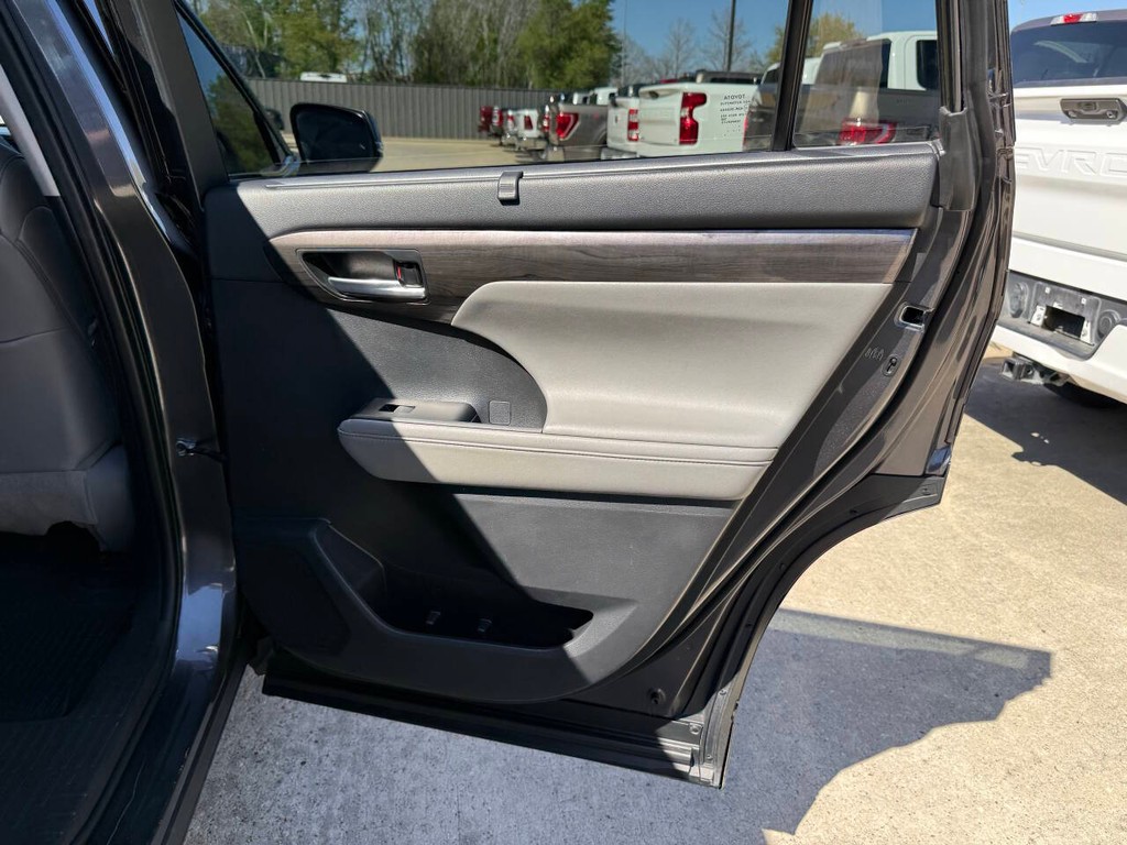 Toyota Highlander Vehicle Full-screen Gallery Image 18