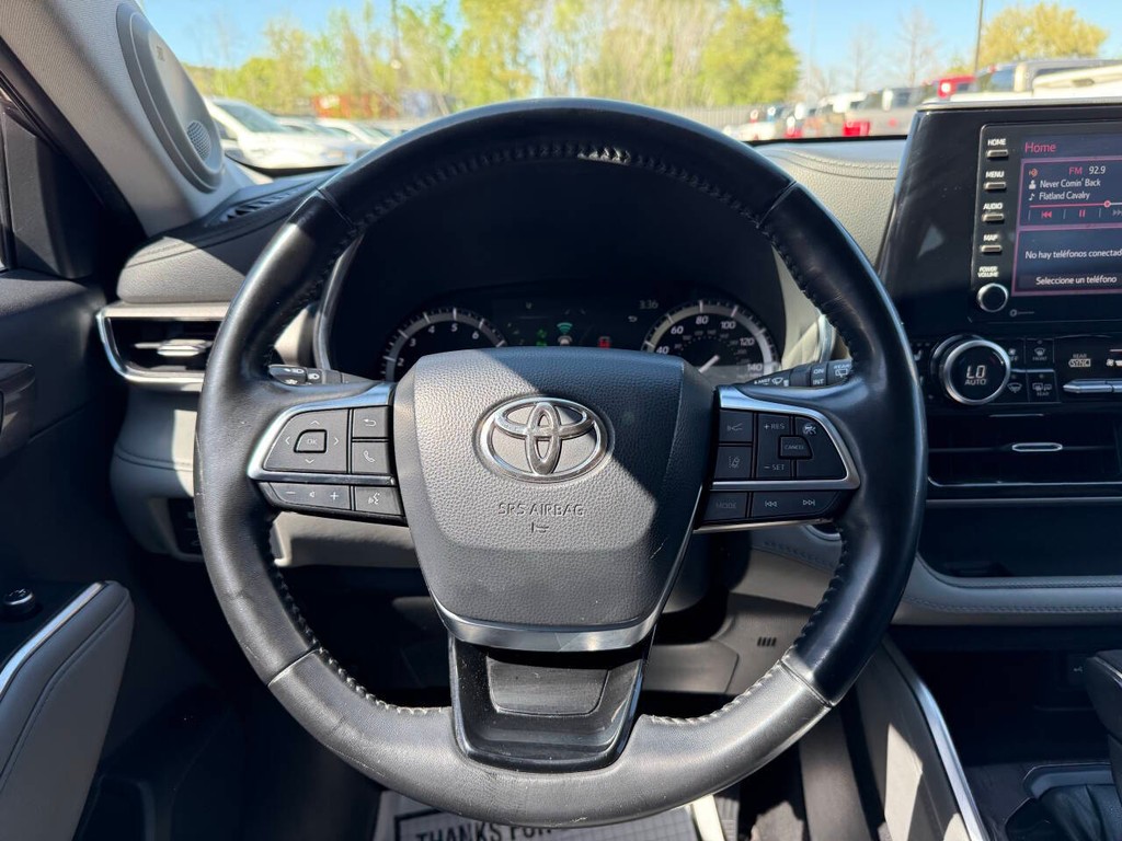 Toyota Highlander Vehicle Full-screen Gallery Image 24