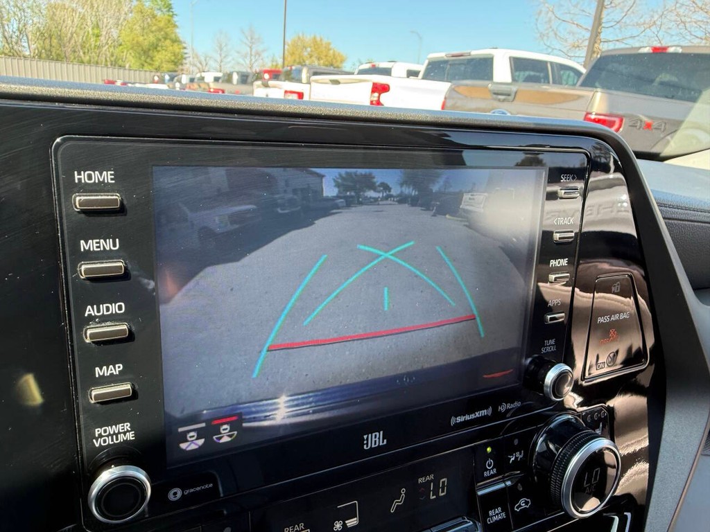 Toyota Highlander Vehicle Full-screen Gallery Image 29