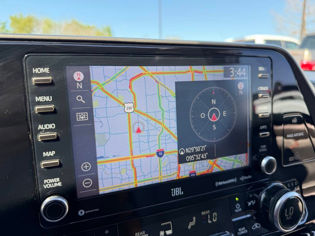 Toyota Highlander Vehicle Full-screen Gallery Image 30