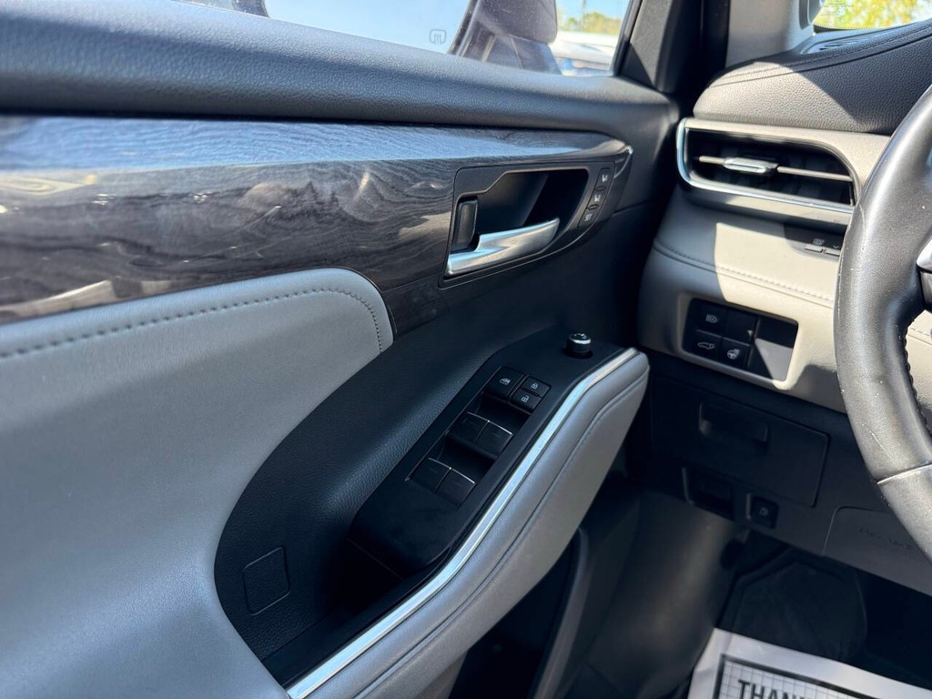 Toyota Highlander Vehicle Full-screen Gallery Image 32