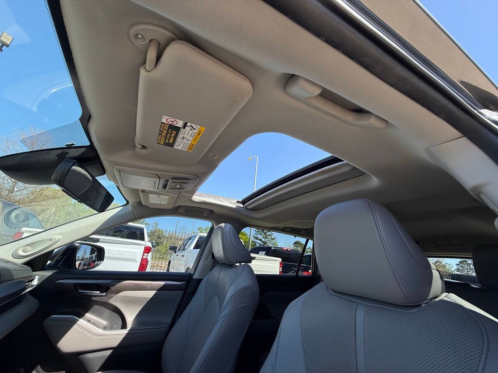 Toyota Highlander Vehicle Full-screen Gallery Image 33