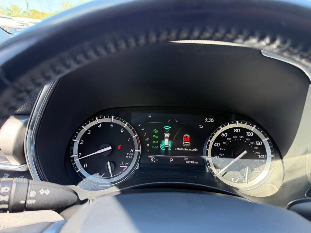 Toyota Highlander Vehicle Full-screen Gallery Image 34