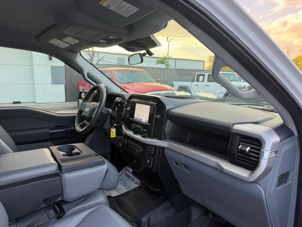 Ford F-150 Vehicle Full-screen Gallery Image 11