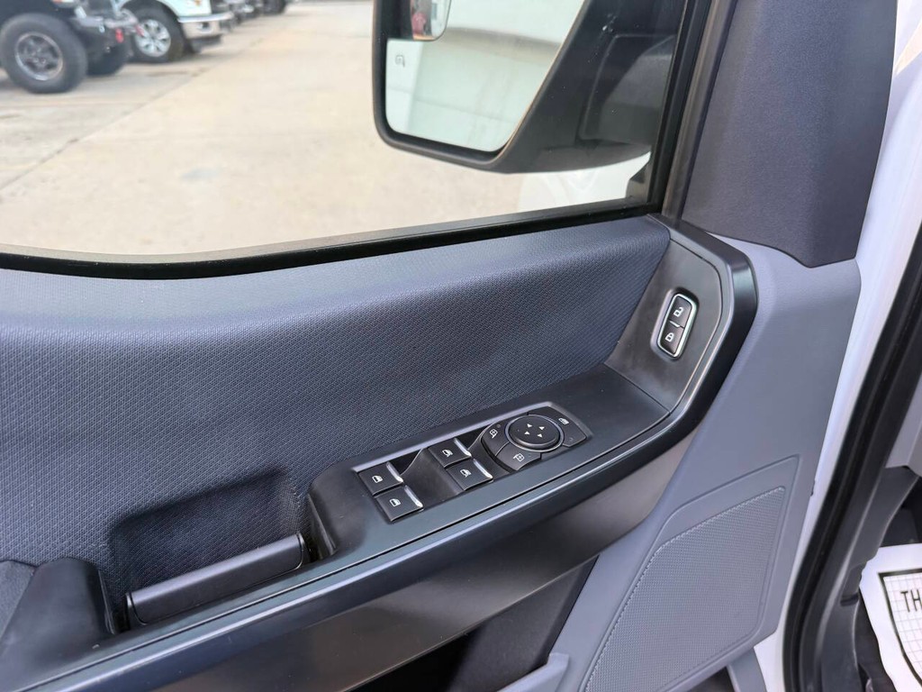 Ford F-150 Vehicle Full-screen Gallery Image 24