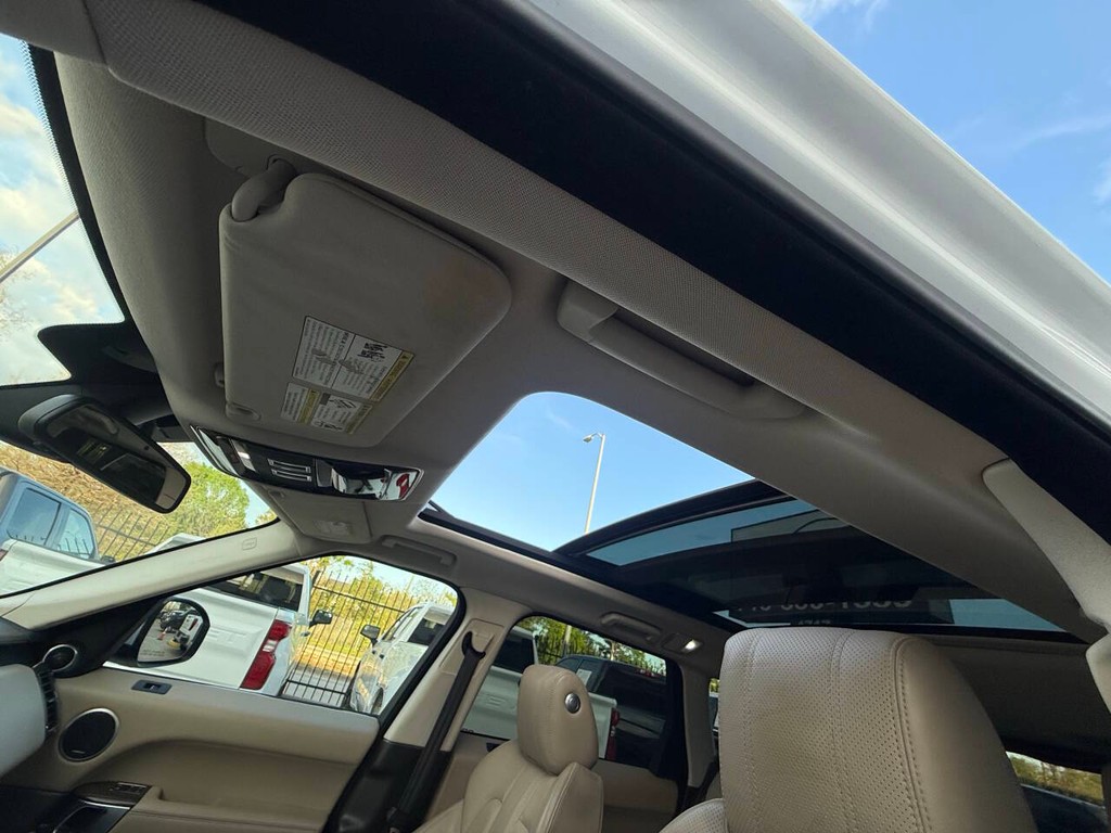 Land Rover Range Rover Sport Vehicle Full-screen Gallery Image 31